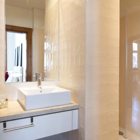 Chiado Stylish Bright With Ac 公寓